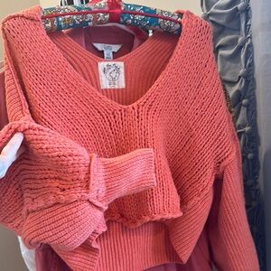 CORAL pink free people Sweater cropped; chunky knit. Sexy knit casual